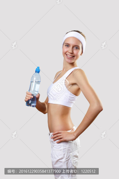 穿運(yùn)動服的年輕漂亮女人