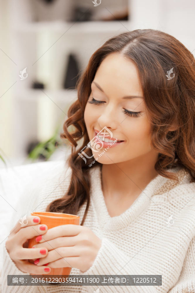 可愛的女人與馬克杯