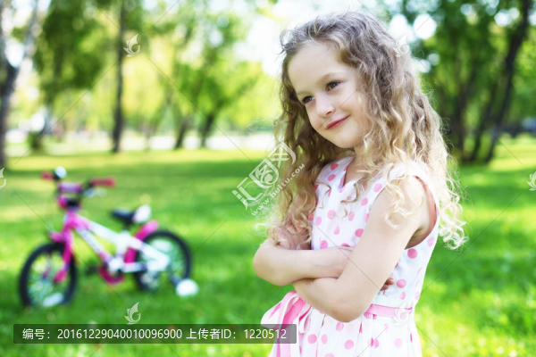 夏日公園里的小女孩