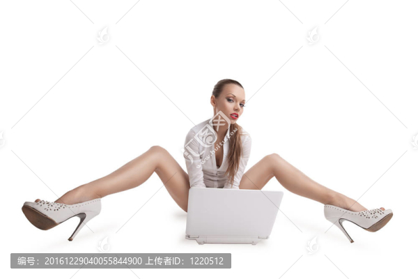 性感的女人坐在筆記本和長(zhǎng)腿