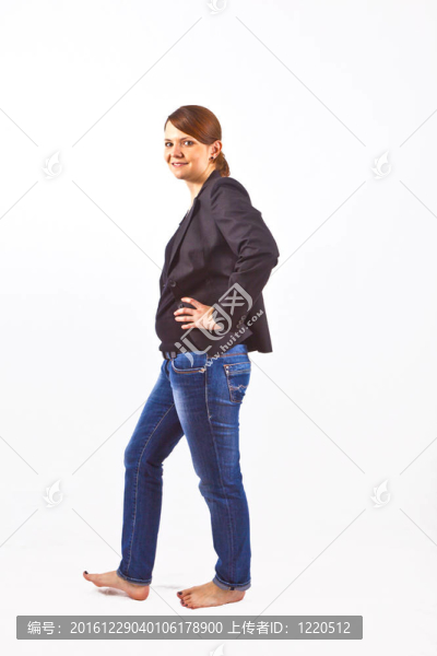 微笑的女人走路認真看