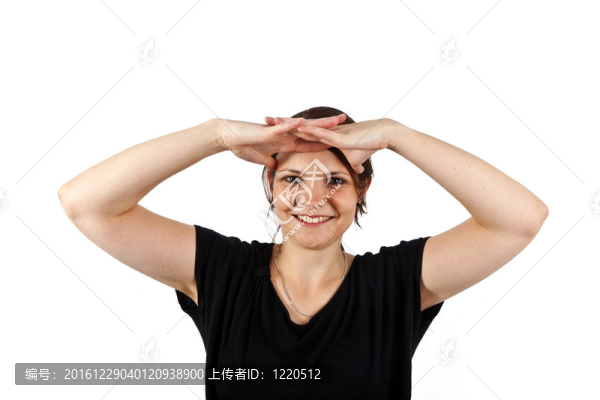 幸福的女人微笑著看著雙手作為防曬