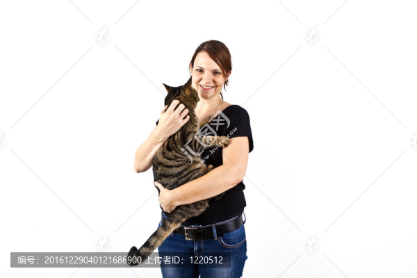 女人微笑著擁抱著她的貓