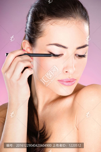 女人用化妝筆在眼睛上