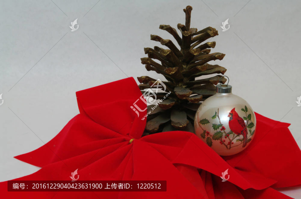 紅色蝴蝶結(jié)與松果和紅衣裝飾