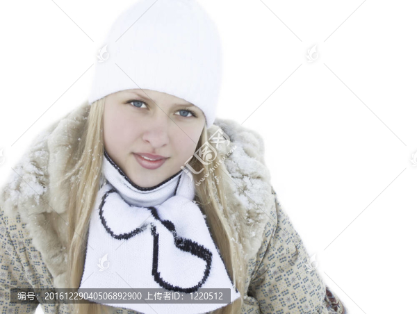 冬天穿衣服的女孩