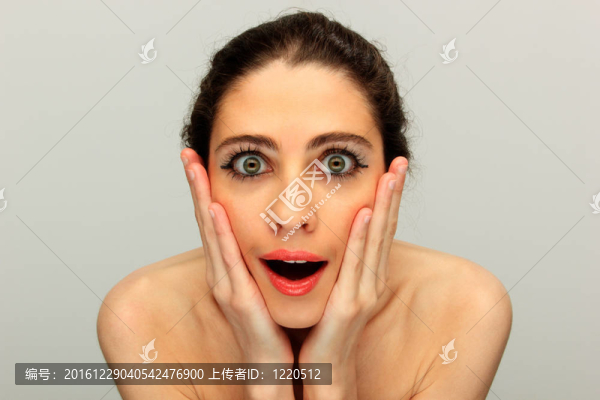 美麗的女孩手在臉上