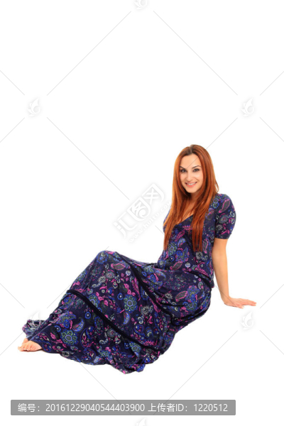 美麗的女孩在地板上