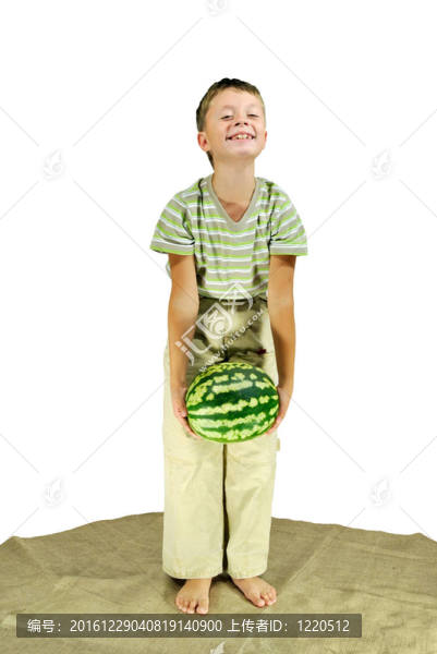 男孩抱著甜瓜