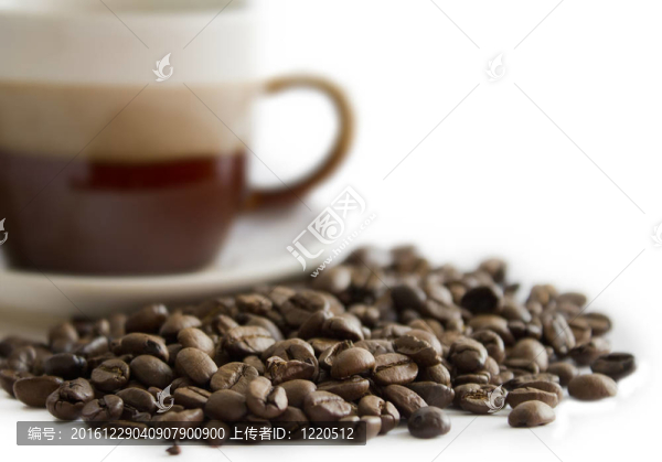 特寫(xiě)一杯咖啡豆在前面（2）.jpg