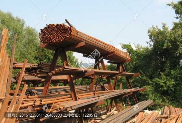 露天金屬的生銹金屬結構