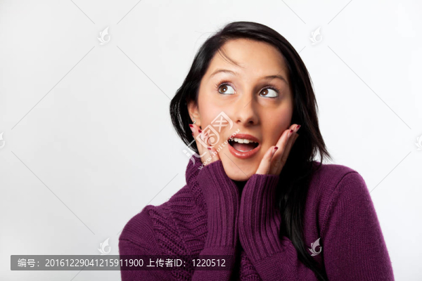 驚訝的女人望向左邊