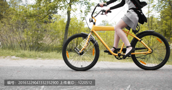 騎自行車的年輕女孩