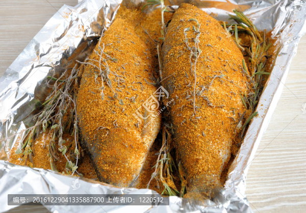 用香料和藥草制成的鯡魚