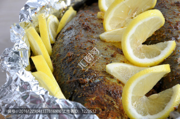 用香料和香草制成的烤鯡魚