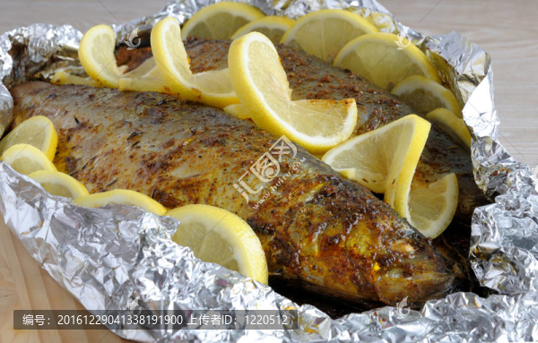 用香料和香草制成的烤鯡魚