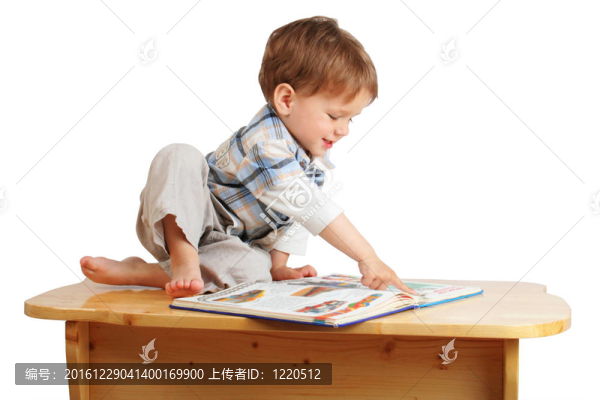 一個面帶微笑的孩子在桌子上看書