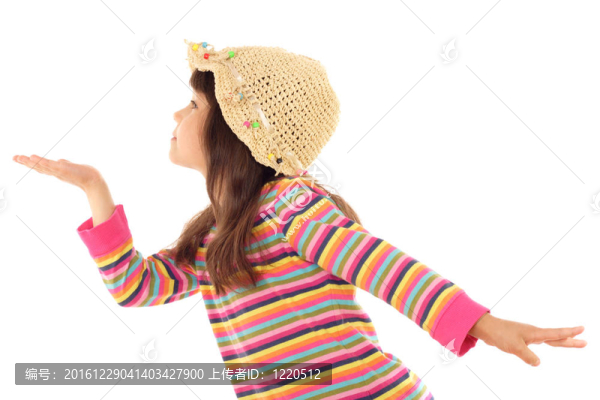 小女孩伸手去抓他空空的手
