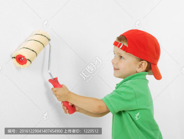 在白墻的手paintroller小男孩