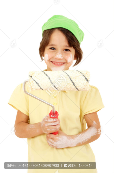 小女孩與油漆輥孤立的白色