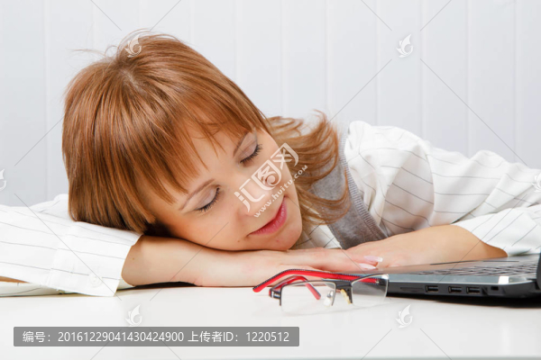 疲憊的女孩躺在桌子上