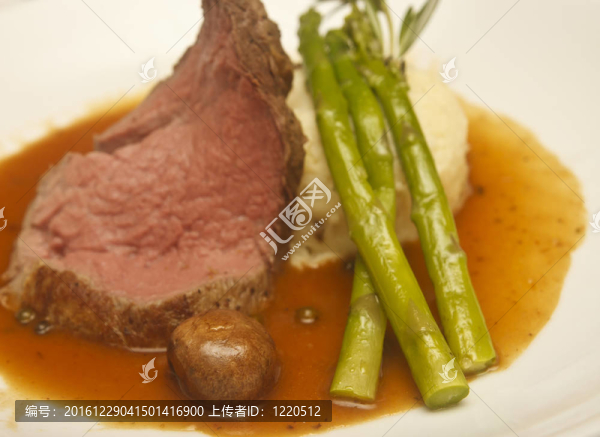 烤牛肉配蘆筍土豆和蘑菇