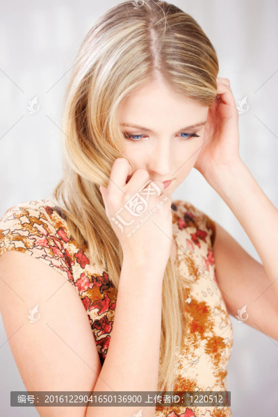 一個(gè)漂亮的金發(fā)女人俯視的肖像