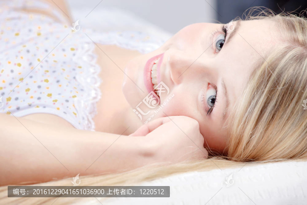 可愛的金發(fā)女孩在枕頭上