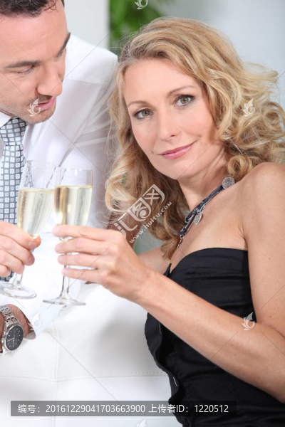 夫妻喝香檳