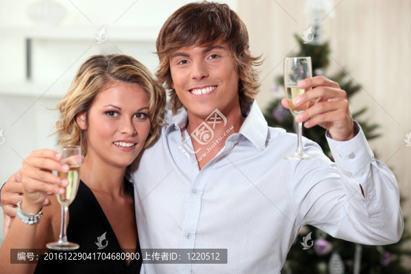 年輕夫婦用香檳慶祝圣誕節(jié)