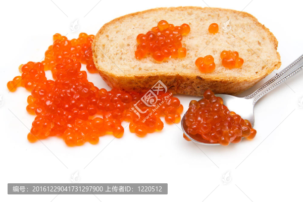 在白色背景上的面包和匙魚子醬