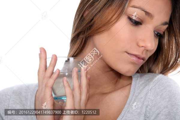 一杯水的女人特寫