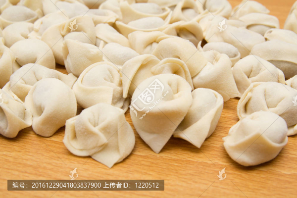 砧板上自制的肉餡餃子