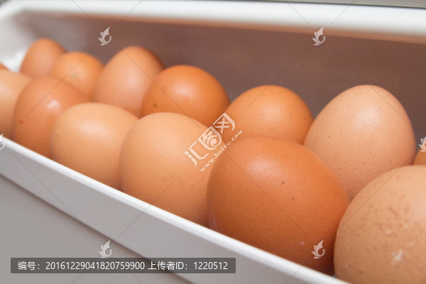 冰箱里一堆棕色雞蛋特寫