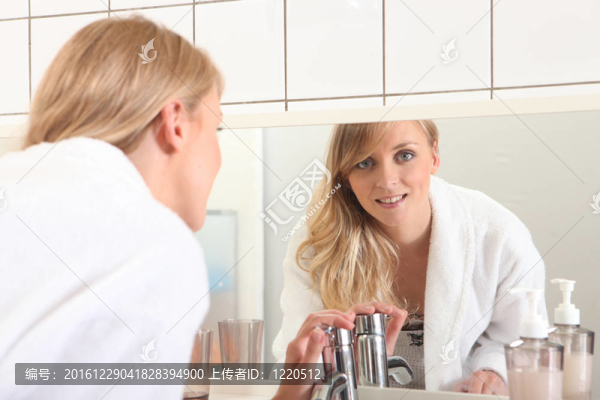 浴室里的女人；在鏡子前洗手