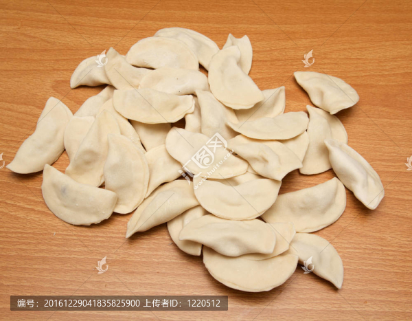 砧板上自制的肉餡餃子