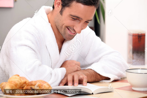 男人看bookat早餐