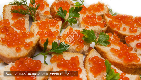 在面包歐芹紅魚子醬