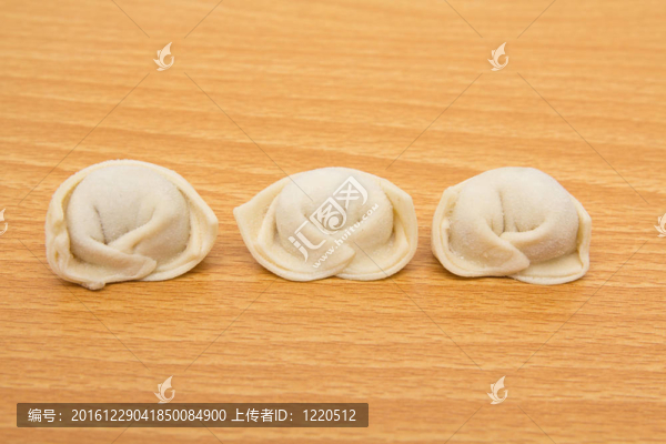 砧板上自制的肉餡餃子