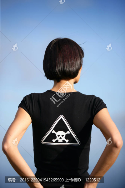 女人站在戶外，背對著相機(jī)