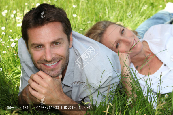 草叢中的夫婦