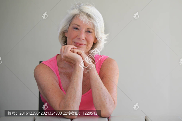 穿粉紅色背心的高級女子