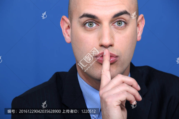 禿頂商人做噓的手勢
