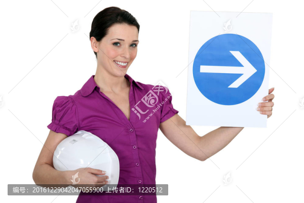 女子手持右轉(zhuǎn)標(biāo)志