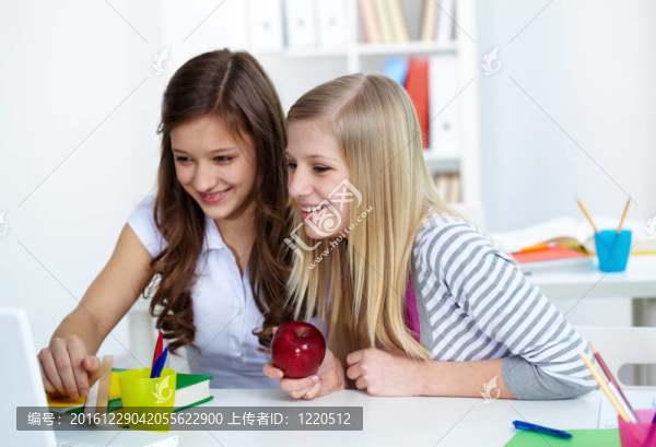 快樂的女孩
