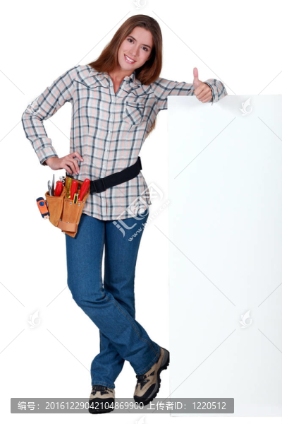 handywoman站在旁邊的一個(gè)空白簽給大拇指了