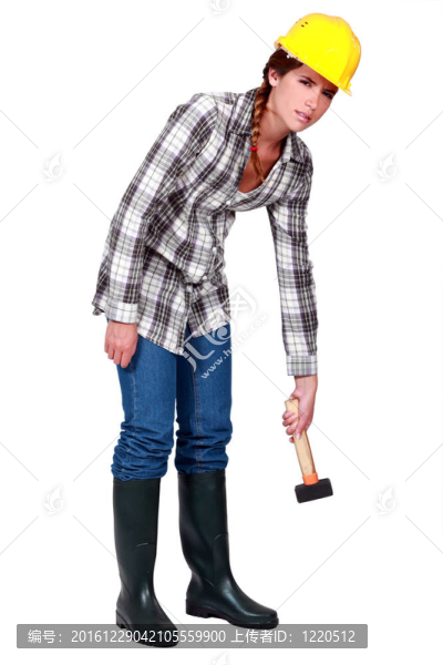 一個(gè)疲憊的女建筑工人用錘子。