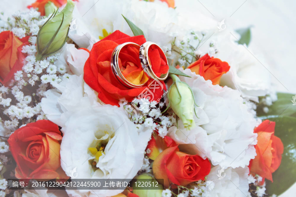 結(jié)婚戒指和鮮花