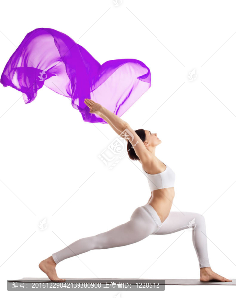 女子站在瑜伽紫色飛行面紗孤立