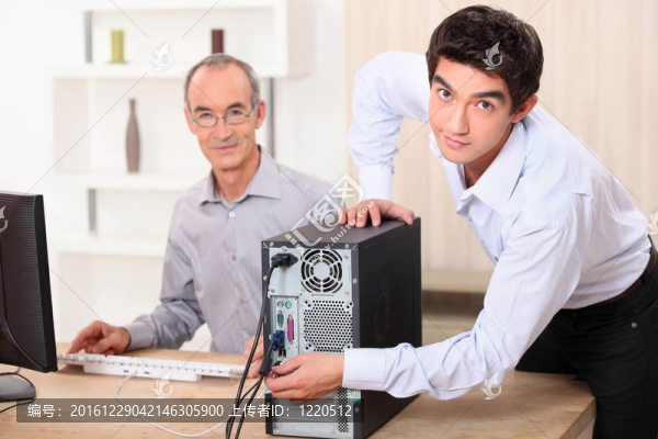 孫子幫爺爺帶電腦